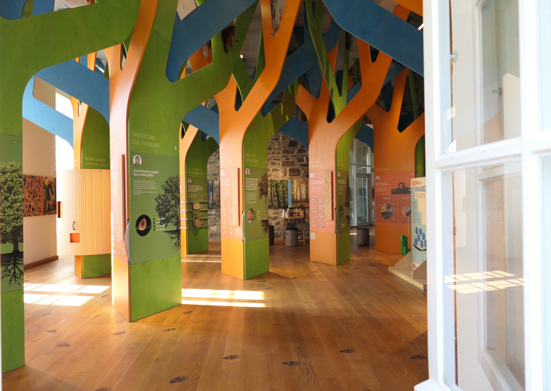 Ein Blick durch das Fenster in die Ausstellungen