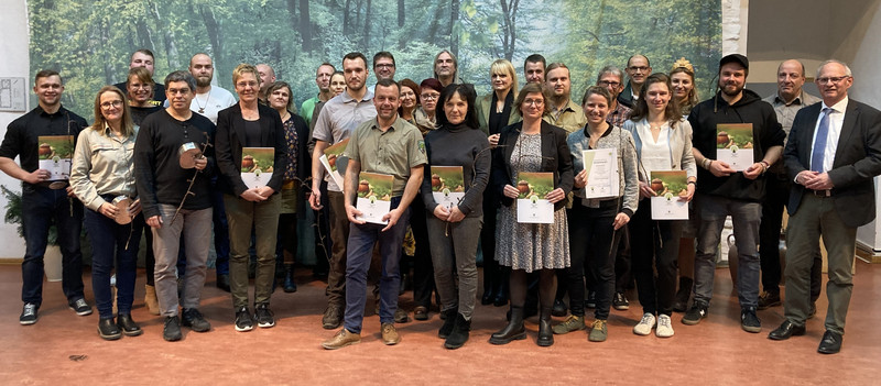Gruppenbild der Waldpädagogen mit Staatssekretär Gert Zender