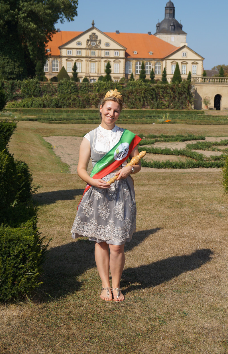 Waldkönigin I. vor Schloss Hundisburg